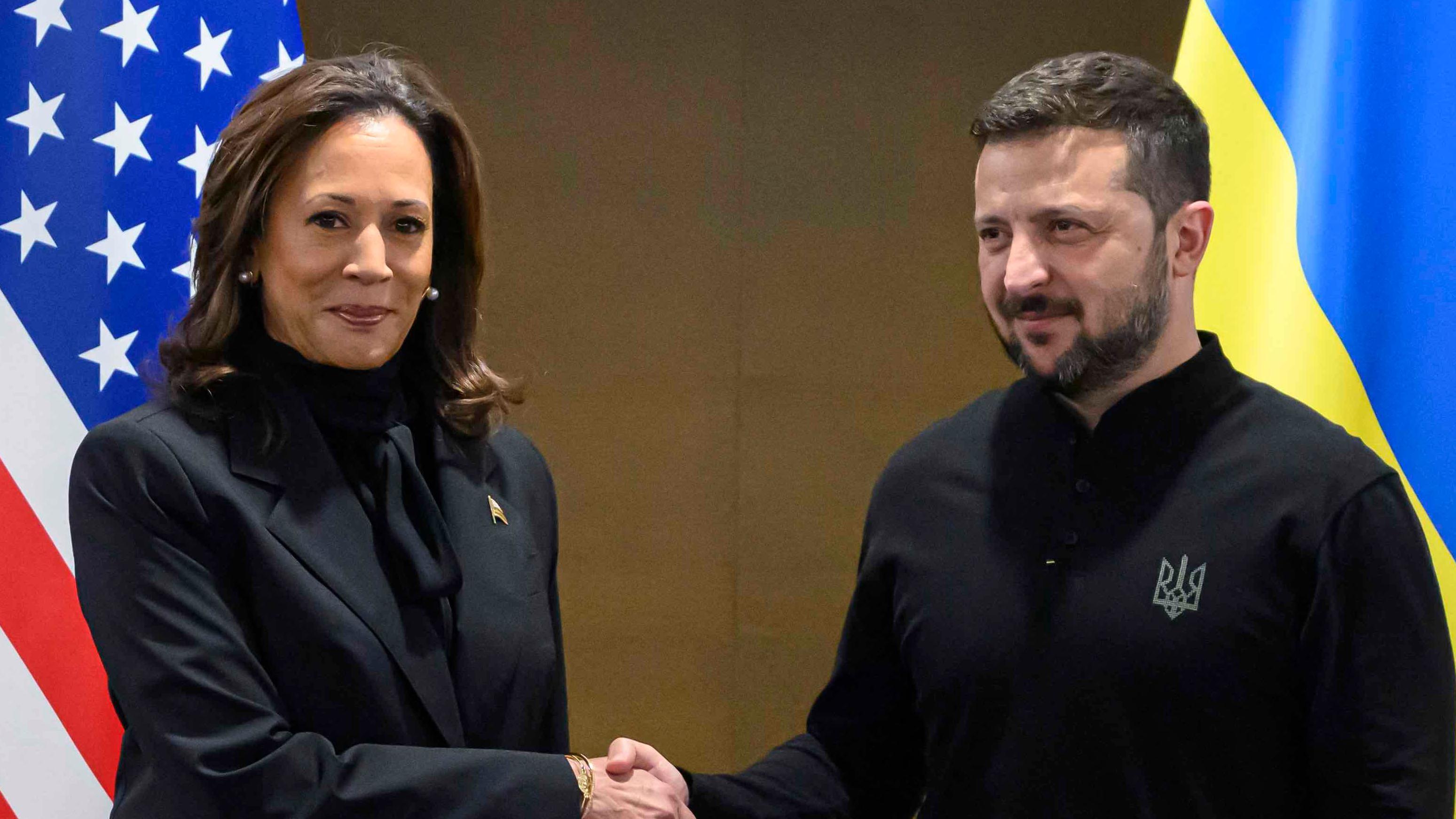 Kamala Harris aperta a mão do presidente da Ucrânia, Volodymyr Zelensky, durante uma reunião paralela à Cúpula sobre a Paz na Ucrânia