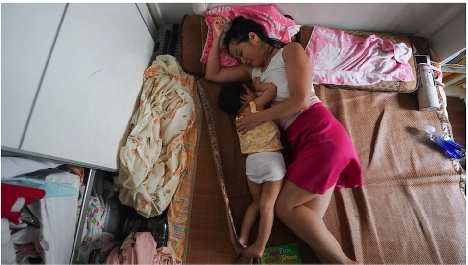 أجازة الأمومة القصيرة وأماكن العمل المعادية للأمهات المرضعات تعني أن 28 في المئة فقط من النساء الصينيات يُرضعن أطفالهن طبيعياً وفقاً لليونيسيف