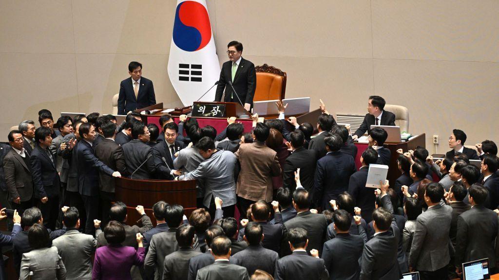 Parlamentares protestando aglomerados em torno do presidente da Casa, Woo Won-shik