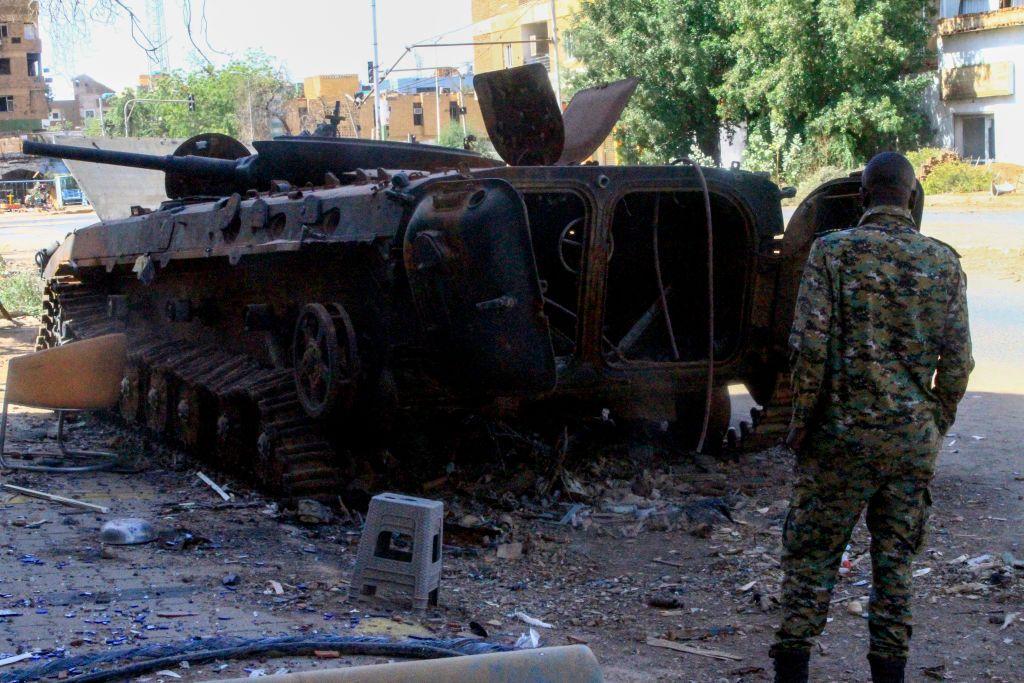 Restos de un tanque destruido en Jartum