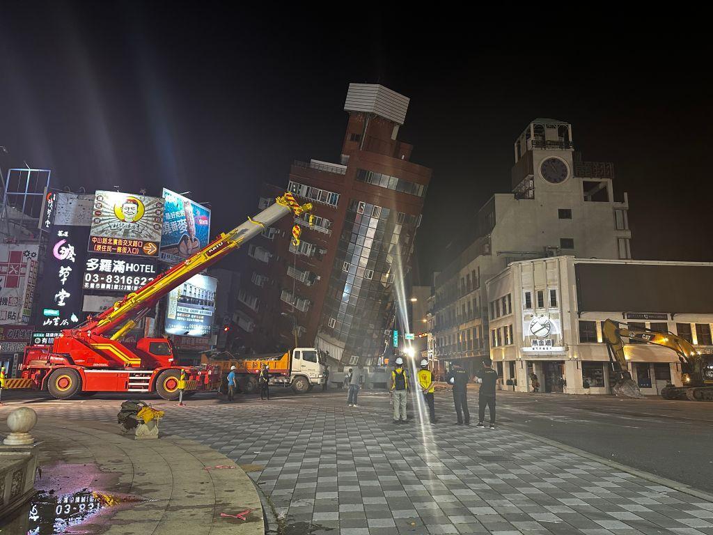 Tim SAR Taiwan berupaya mengecek apakah ada korban terperangkap di bawah reruntuhan setelah gempa Hualien pada Rabu (03/04).
