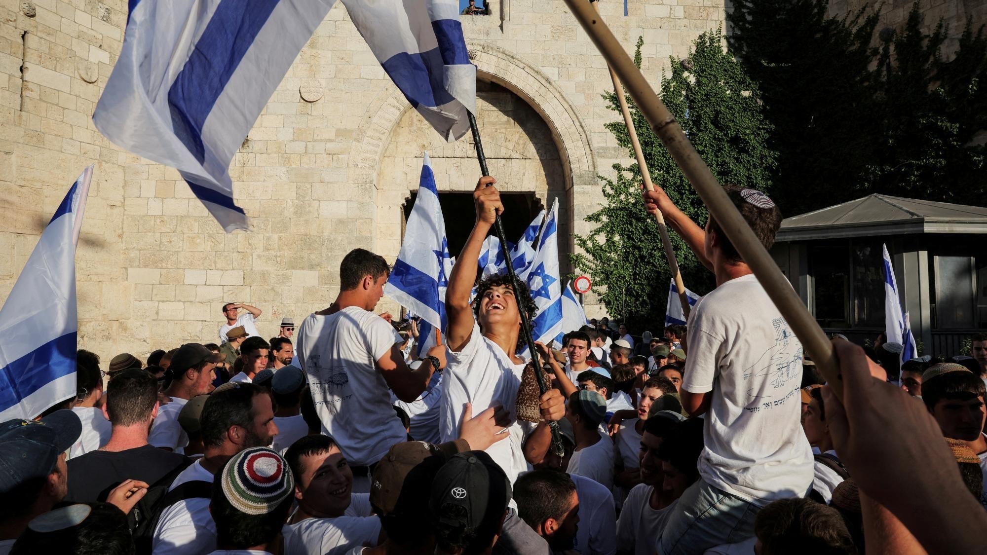 Israeli nationalists march through Jerusalems Old City