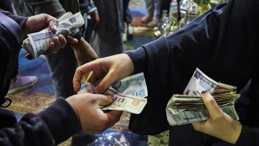 مصر تعاني من أزمة في توفير الدولار وارتفاع معدلات التضخم
