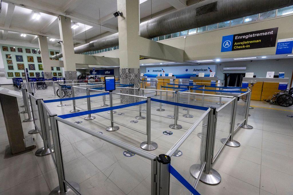 La terminal principal del Aeropuerto Internacional Toussaint Louverture, en Puerto Príncipe, permaneció vacía durante tres meses. 