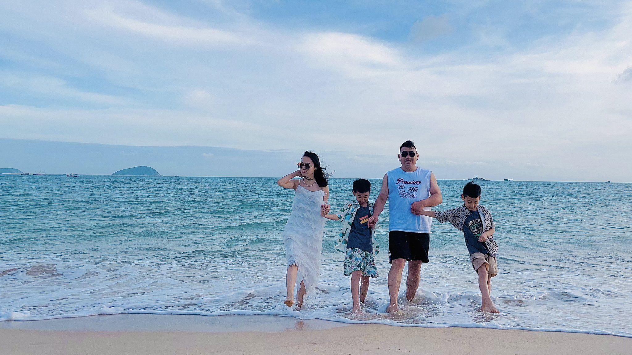 Chen e sua família em uma praia