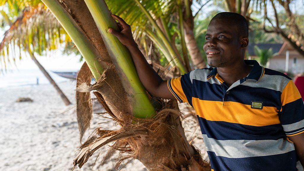 Peter Momoh Bassie é um dos muitos serra-leonenses que acreditam no turismo para o desenvolvimento do país