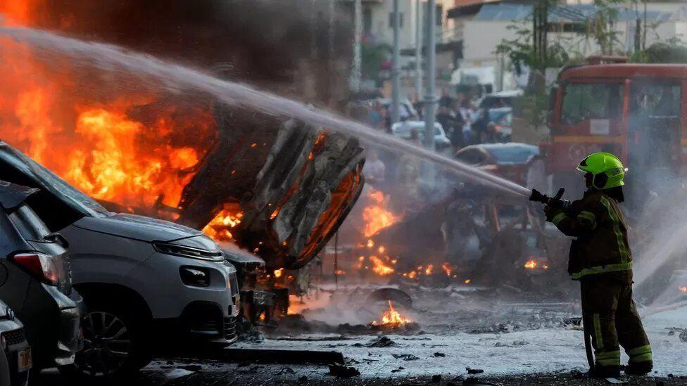 نيران مشتعلة جراء الصواريخ