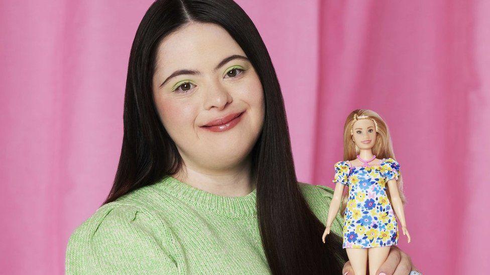 Ellie con la Barbie con síndrome de Down