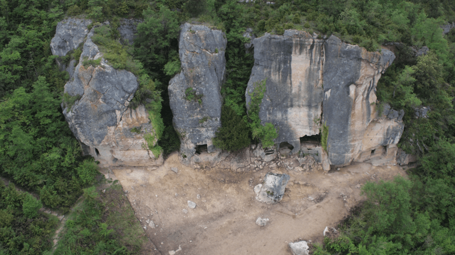 Vista aérea de la zona excavada en el asentamiento altomedieval de Las Gobas (Condado de Treviño, España).