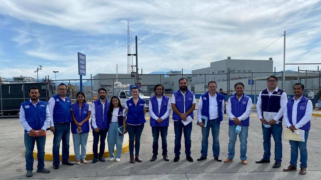 Salvador LeyvaSalvador Leyva, no centro da foto, e os defensores públicos em uma das entradas da Cefereso 16