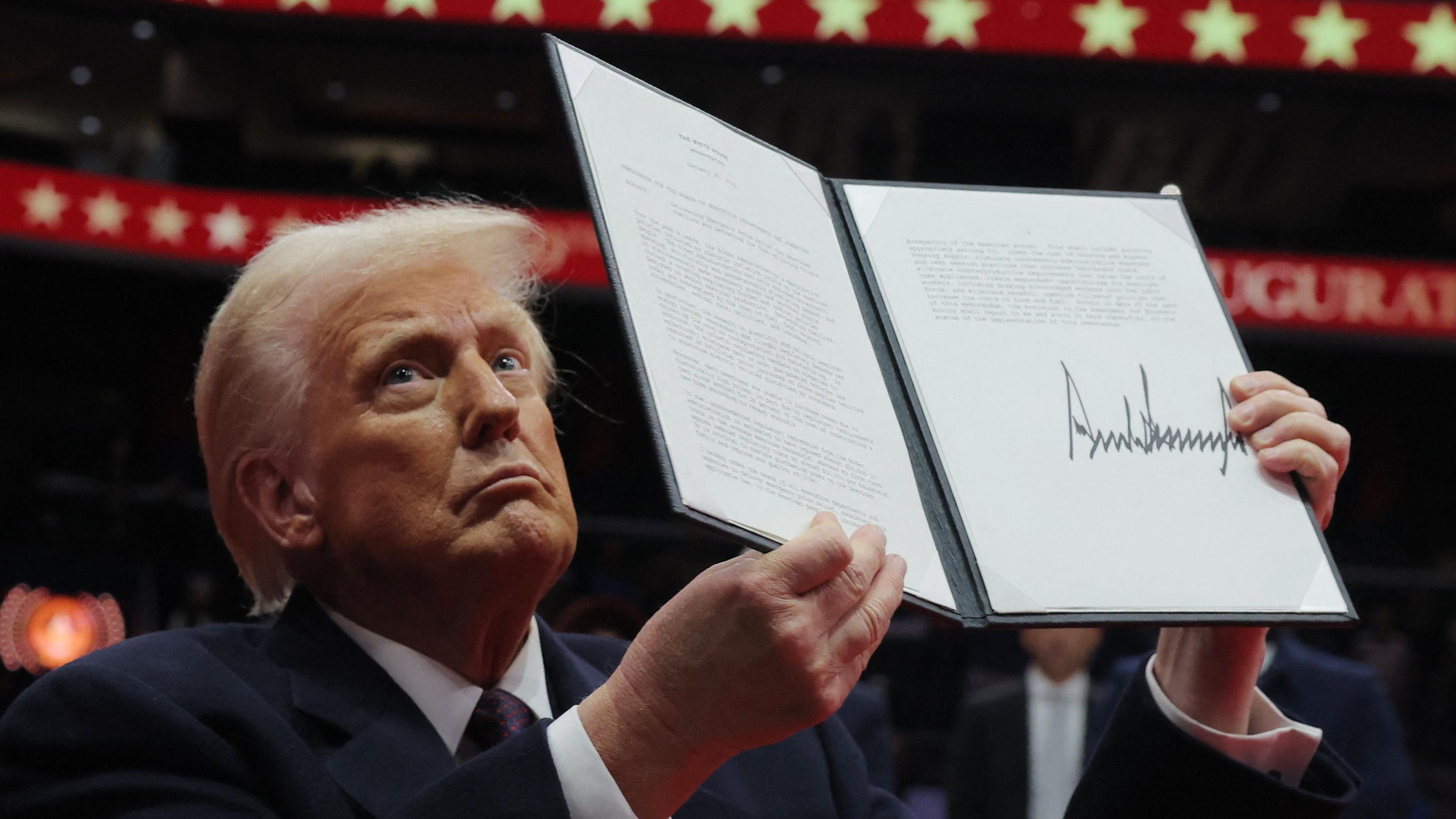 Trump firmó sus primeras órdenes ejecutivas en un estadio ante miles de sus seguidores.