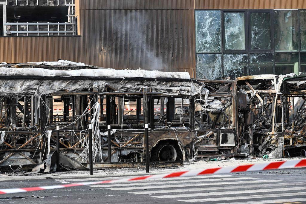 Esta fotografía tomada el 30 de junio de 2023 muestra autobuses quemados en la terminal de autobuses de Fort d'Aubervilliers f