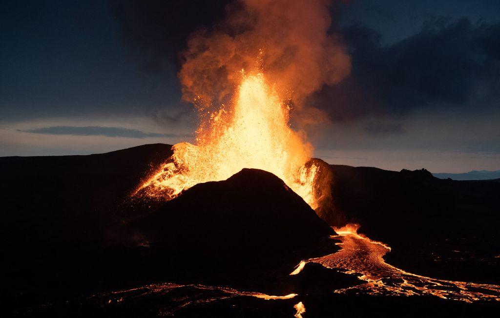 La lava brota del volcán Fagradalsfjall en la península de Reykjanes, en el suroeste de Islandia, el 18 de mayo de 2021.