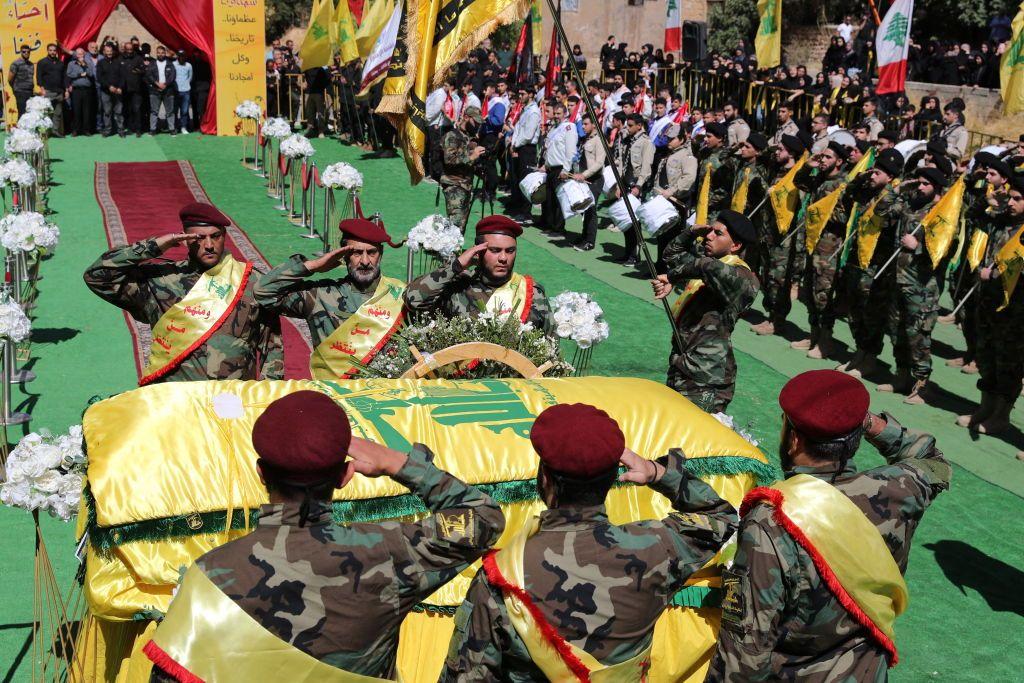 Membros do Hezbollah carregam caixão