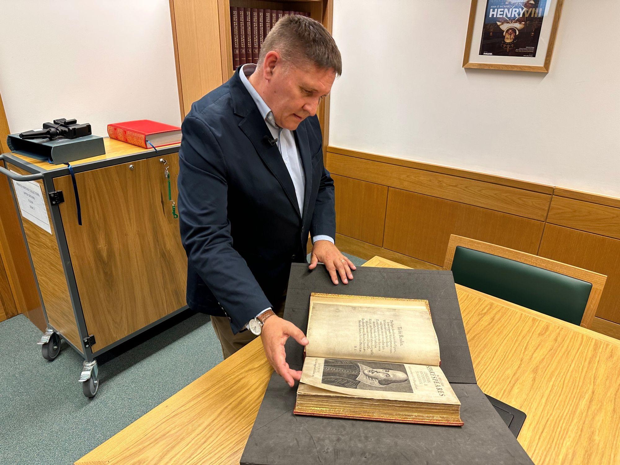 Adrian Edwards,  director del acervo impreso de la Biblioteca Británica con una copia del Primer Folio