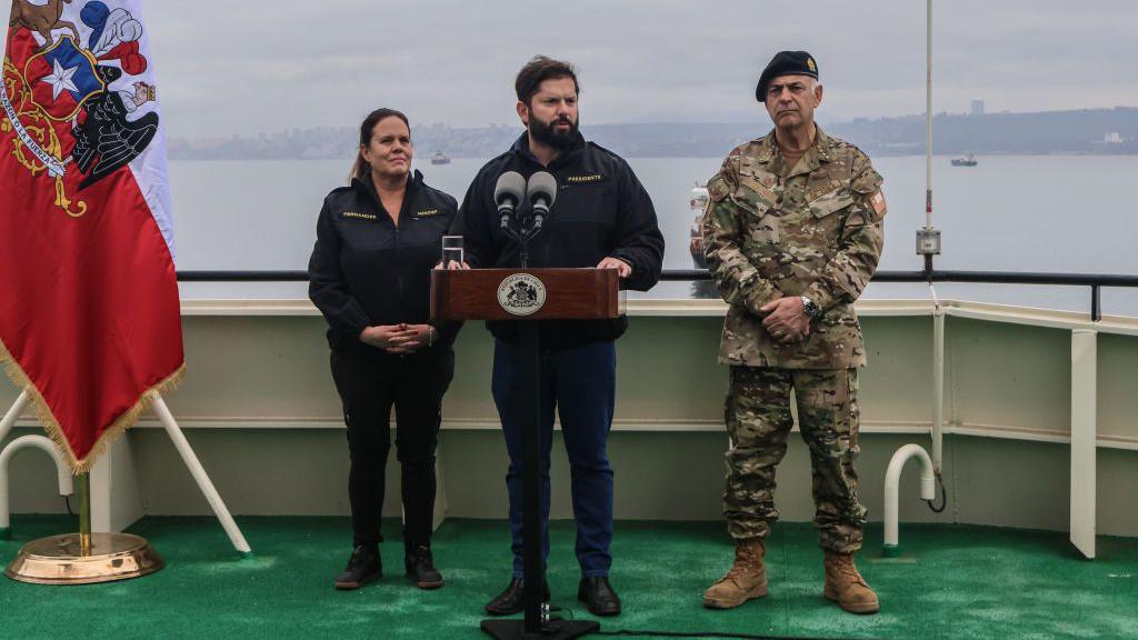 El presidente chileno Gabriel Boric a bordo del rompehielos Almirante Vial en su misión inaugural en la Antártida.