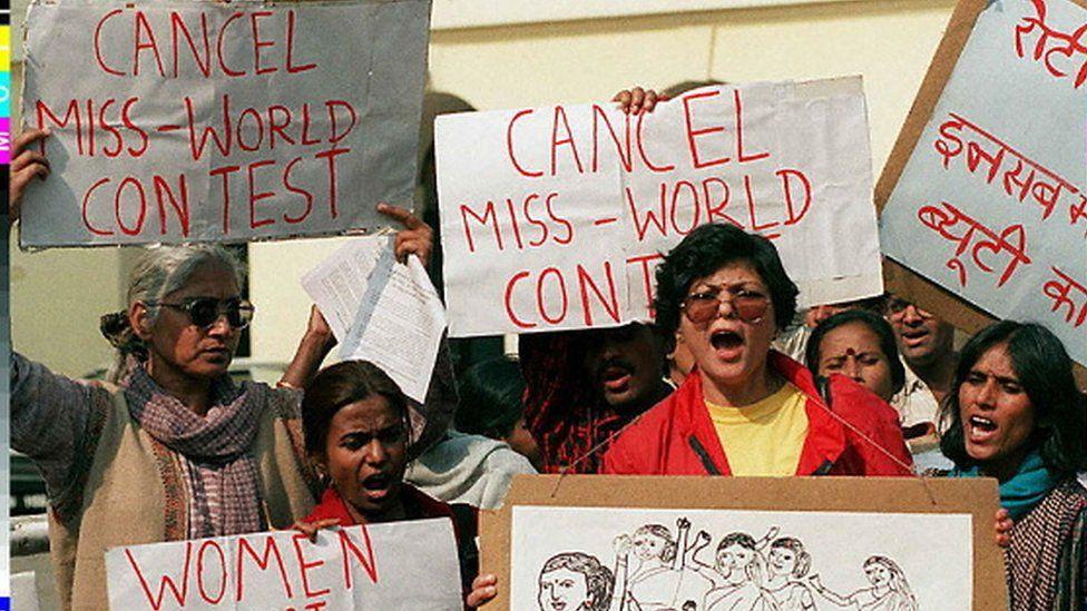 إحدى المظاهرات التي خرجت احتجاجا على تنظيم مسابقة ملكة جمال العالم عام 1996