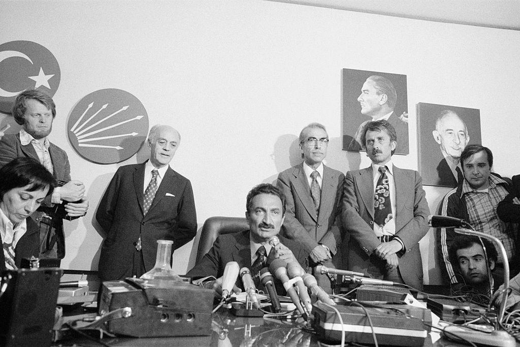 Ecevit, parti içi ve dışından gelen eleştirilere karşın 1960'lar ve 1970'lerde 'ortanın solu' anlayışını savundu. 