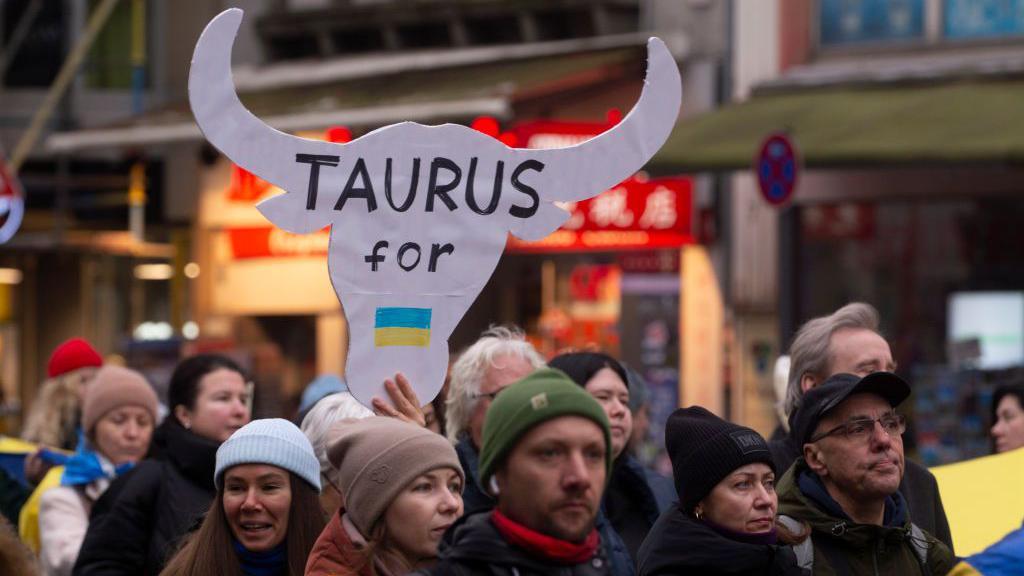 Almanya'nın Köln kentinde yapılan yürüyüşte, Taurus füzelerinin Ukrayna'ya gönderilmesi talep ediliyor.