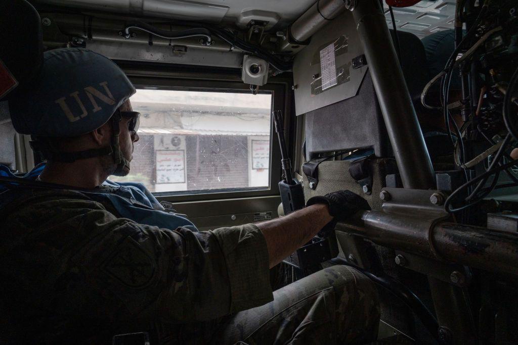 Um soldado da tropa espanhola das Forças Interinas das Nações Unidas no Líbano (UNIFIL) em um veículo militar patrulhando ao longo da fronteira perto de Kfarkela. 