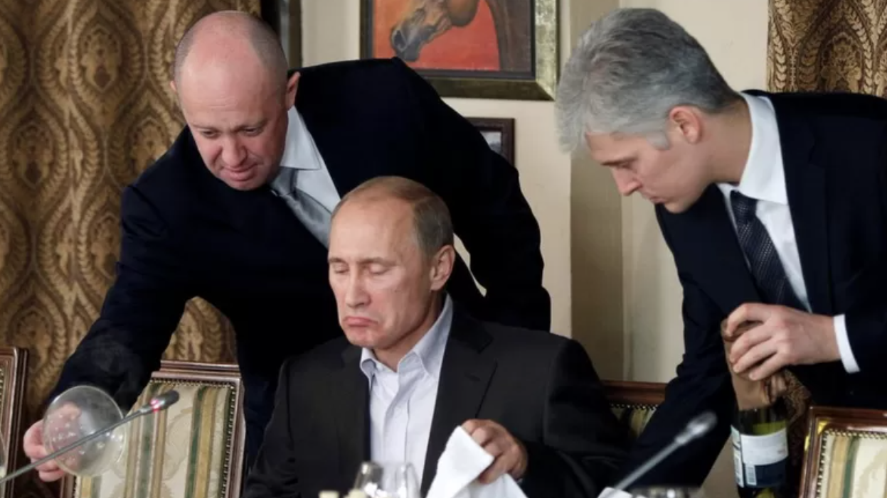 Kasım 2011'den bir fotoğrafta Prigozhin (solda) ve Vladimir Putin.