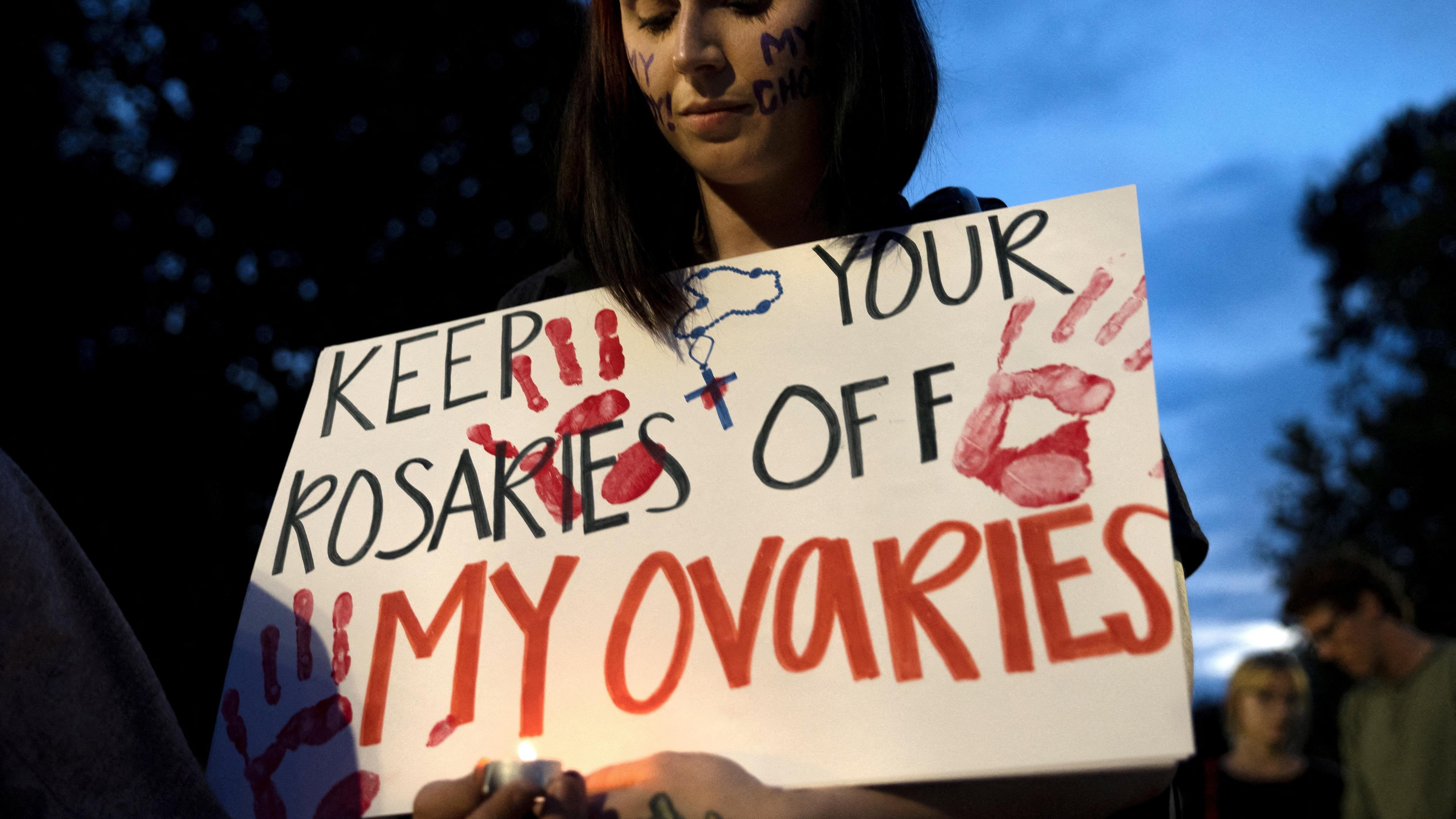 ناشطة مؤيدة للحق بالإجهاض خلال وقفة احتجاجية خارج المحكمة العليا للولايات المتحدة في واشنطن، الولايات المتحدة، 26 يونيو/حزيران 2022