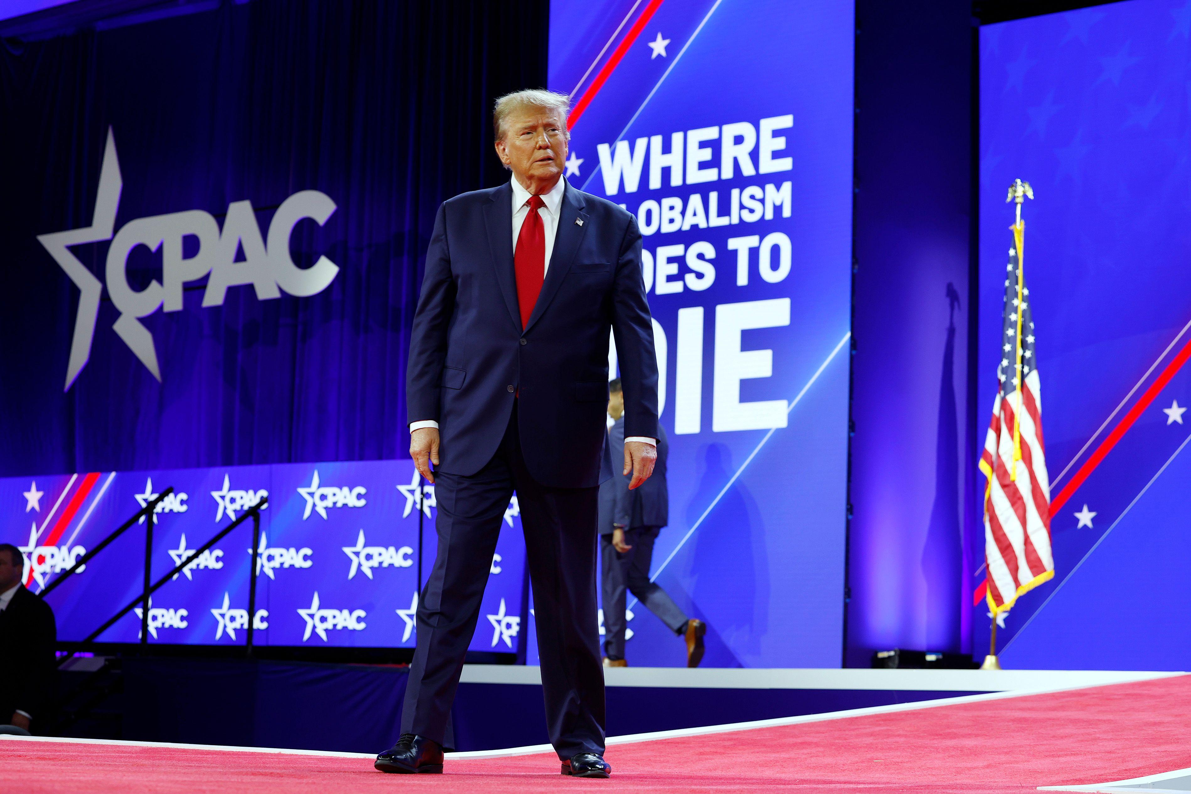 Trump parado sobre el escenario de la CPAC