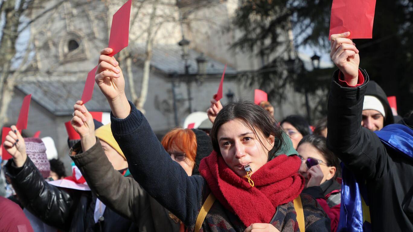 Demonstranti na ulicama Gruzije, sa crvenim kartnima u ruci