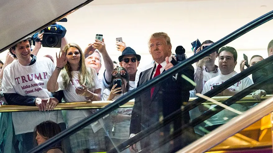 Trump na escada dourada da Trump Tower