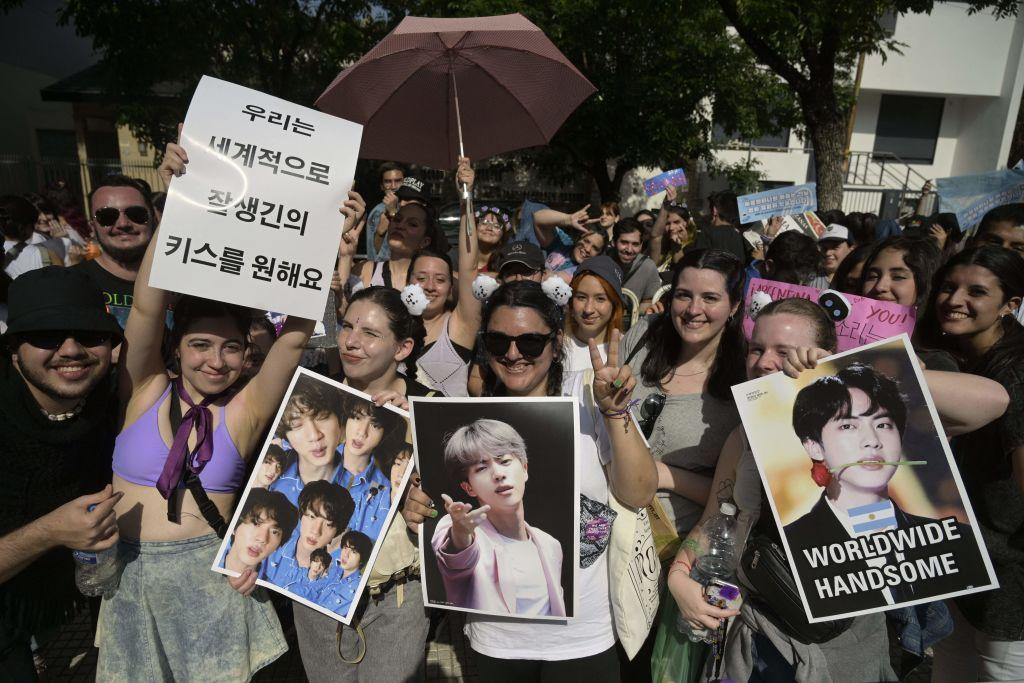 Fãs com cartazes de artistas de K-pop