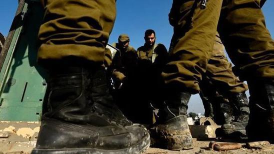 جنود إسرائيليون يستعدون على الجانب الإسرائيلي من الحدود مع غزة في جنوب إسرائيل، 18 ديسمبر 2023
