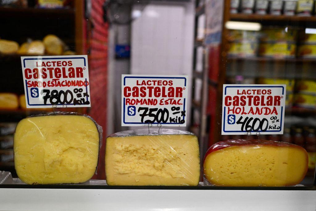 Precios de distintos quesos en un mercado en Buenos Aires.