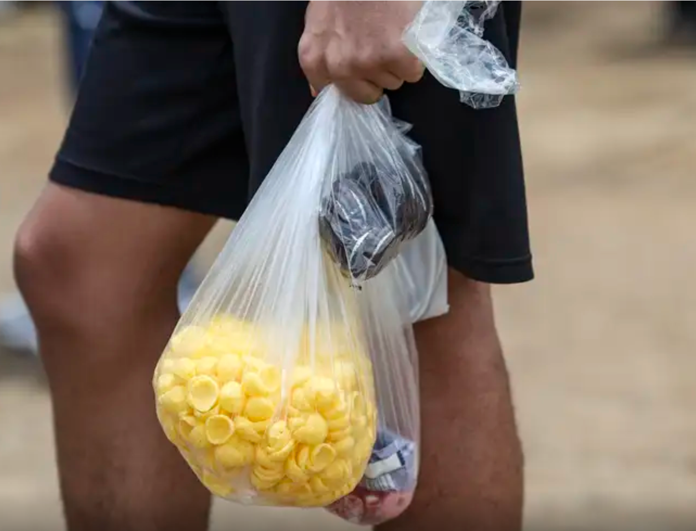 Candidato chega com lanches no local da prova