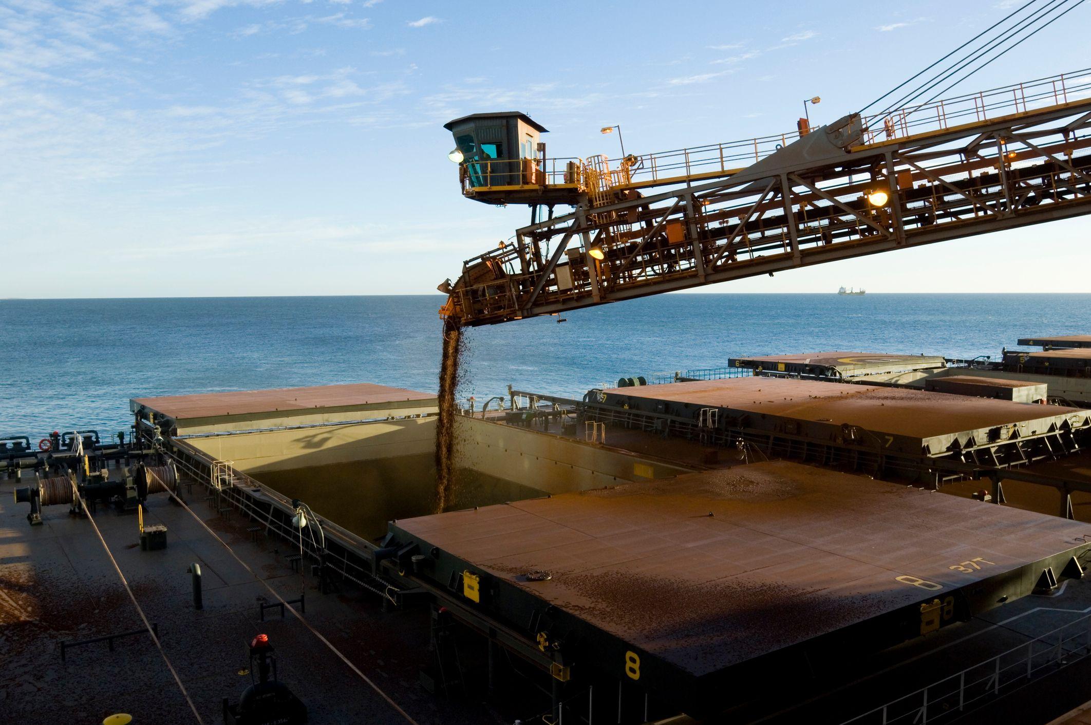 Un barco transportador de material minero