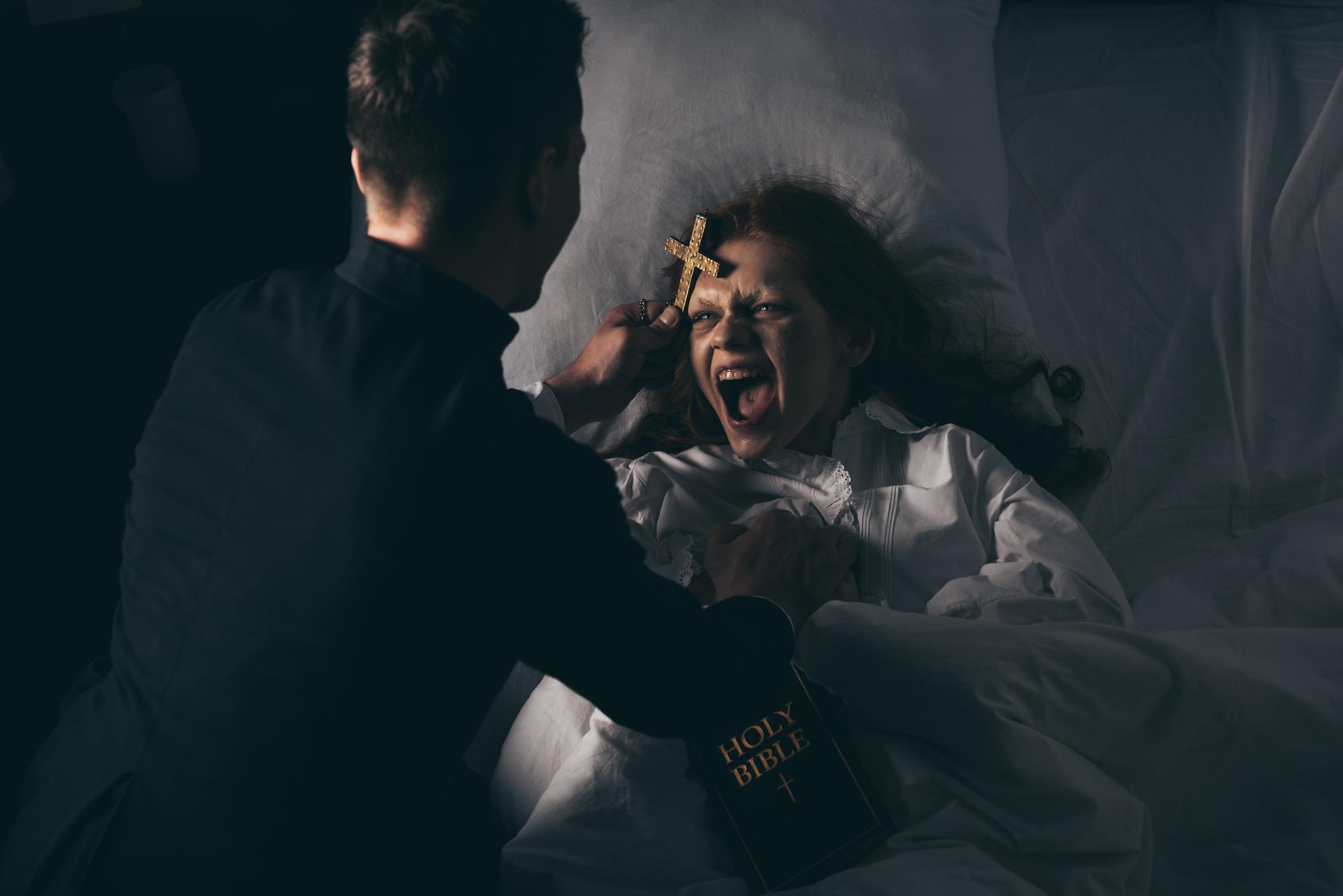 Padre pratica exorcismo