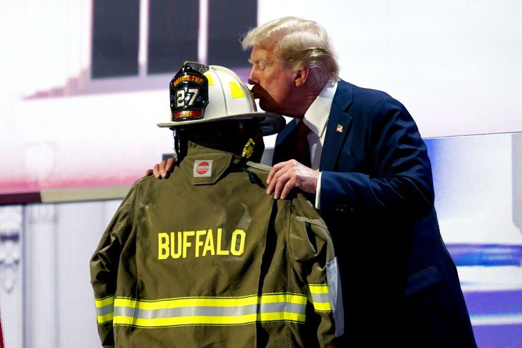 Trump besó el uniforme de bombero Corey Comperatore, quien murió durante el ataque del domingo en Pensilvania.