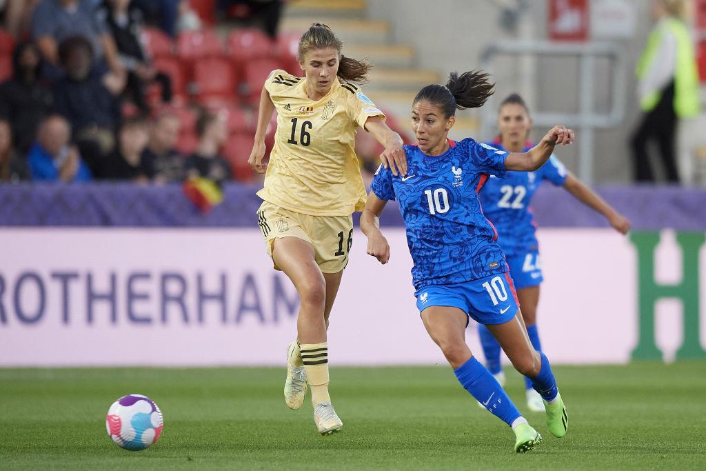 Jogo entre Bélgica e França no Campeonato Europeu de Futebol Feminino em 2022