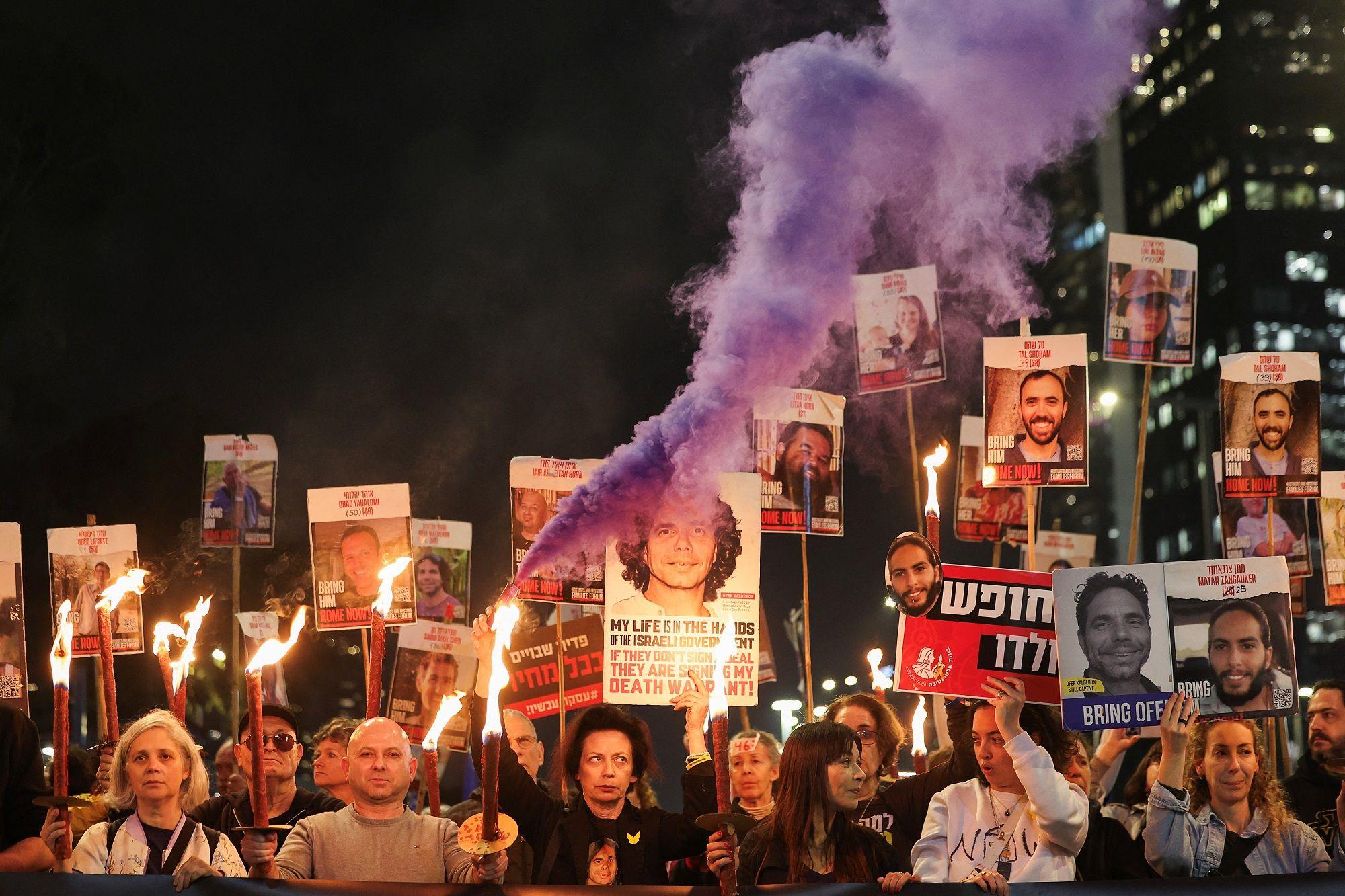 Porodice i prijatelji talaca sa njihovim fotografijama na protestu u Tel Avivu 15. januara 2025. 