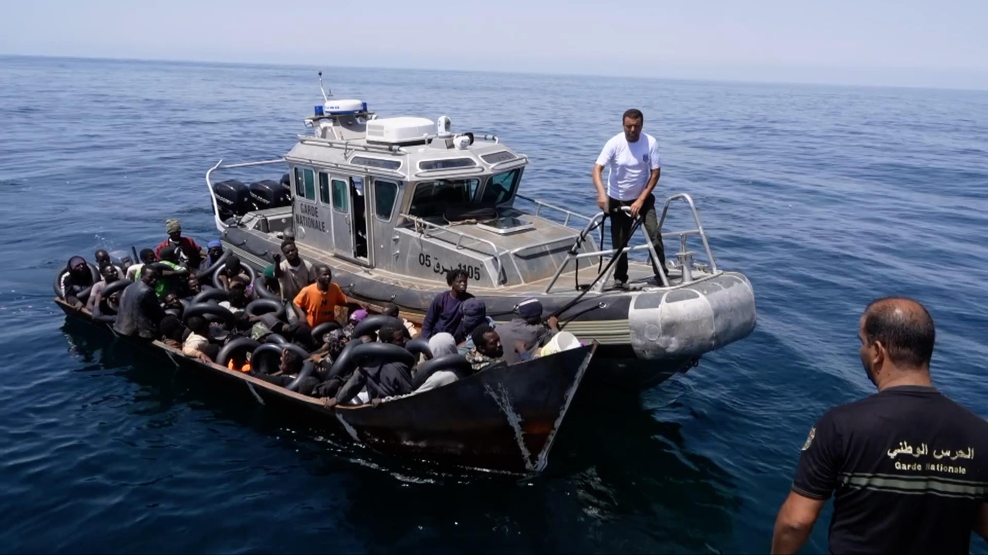 مهاجرون أفارقة على قارب
