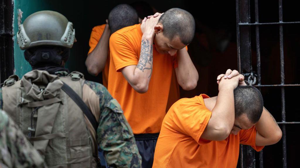  Soldados ecuatorianos vigilan a los reclusos en la Penitenciaría del Litoral el 9 de febrero de 2024