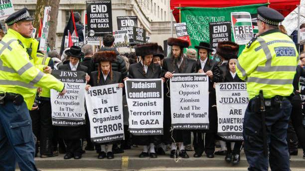 متدينون يهود يشاركون في مظاهرة بلندن ضد الممارسات الإسرائيلية بحق الفلسطينيين