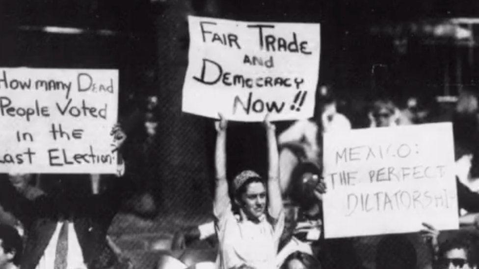 1991년 당시 ‘지금 당장 공정 무역과 민주주의를 이행하라’는 문구가 적힌 플래카드를 들고 있는 클라우디아 셰인바움의 사진