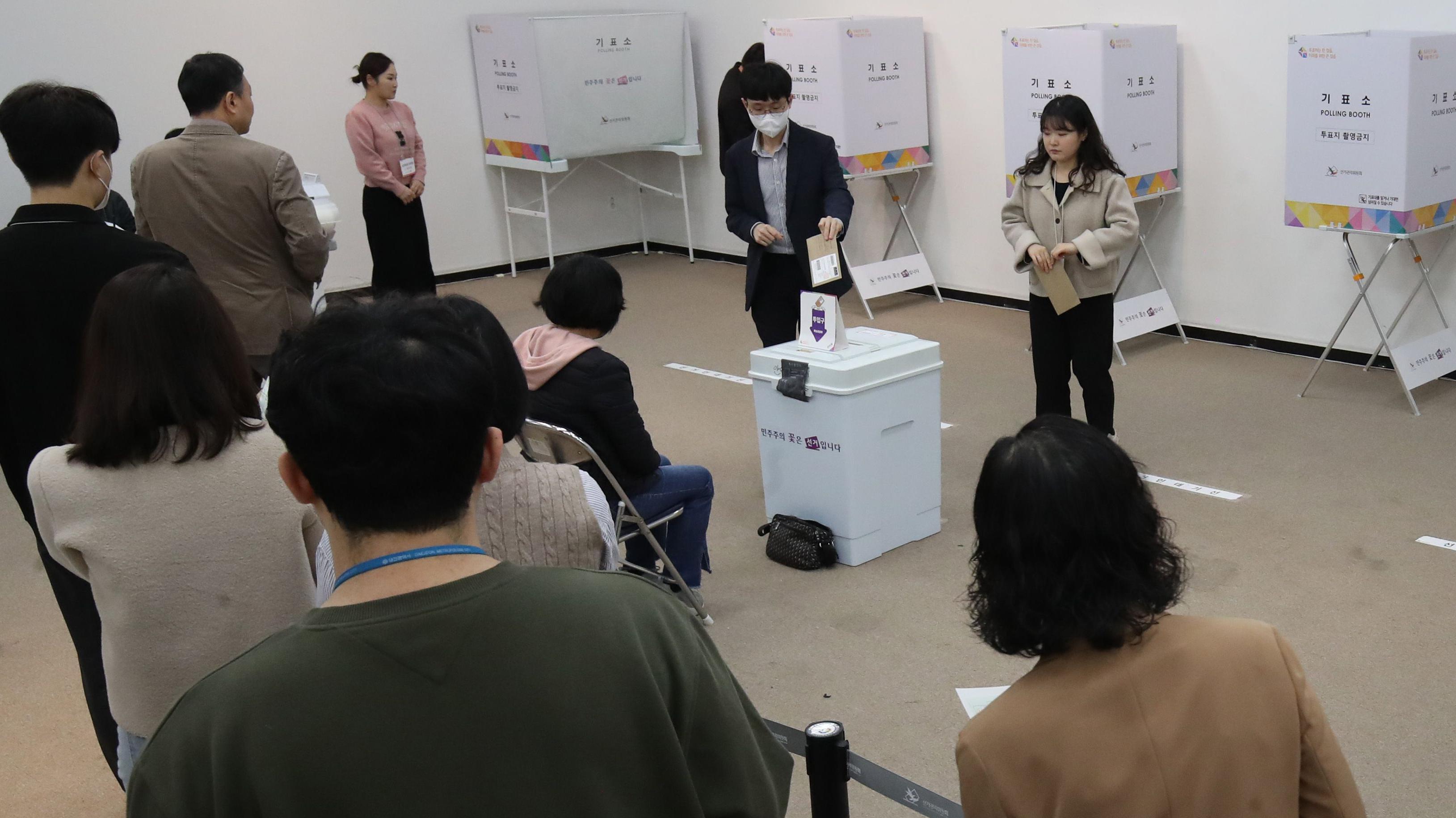 제22대 국회의원선거 사전투표가 시작된 5일 오전 대전시청 마련된 사전투표소에서 유권자들이 소중한 한표를 행사하고 있다