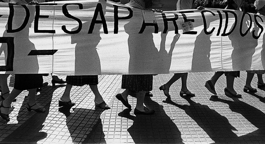 Madres de Plaza de Mayo cargan un cartel que dice "Desaparecidos" en 1980.
