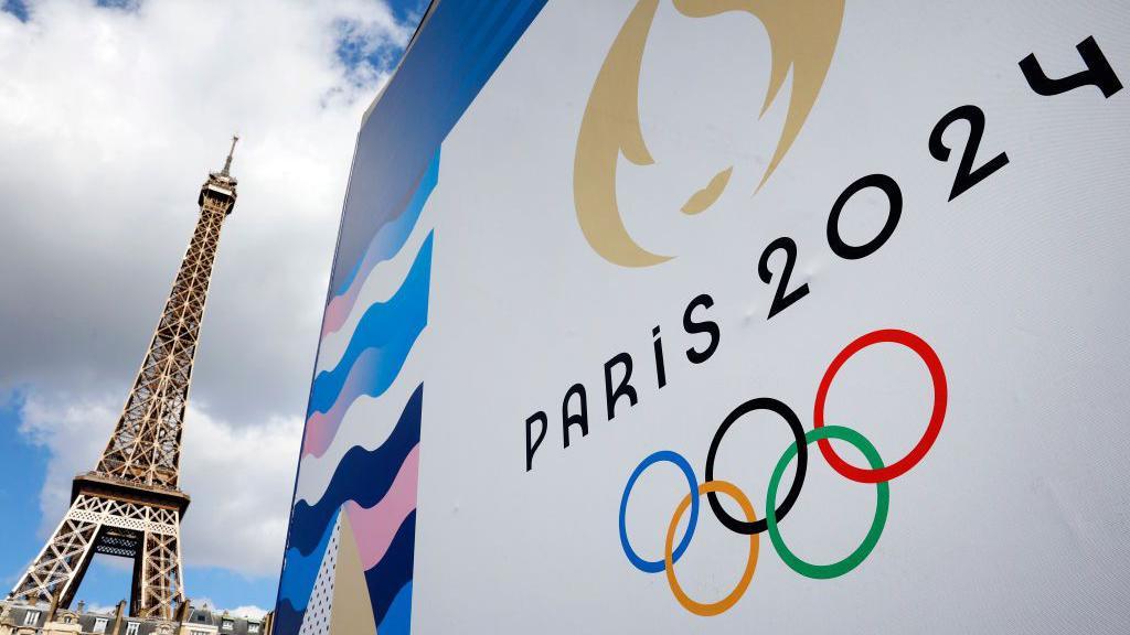 imagen del logo de las olimpiadas de parís 2024 con la torre eiffel de fondo 