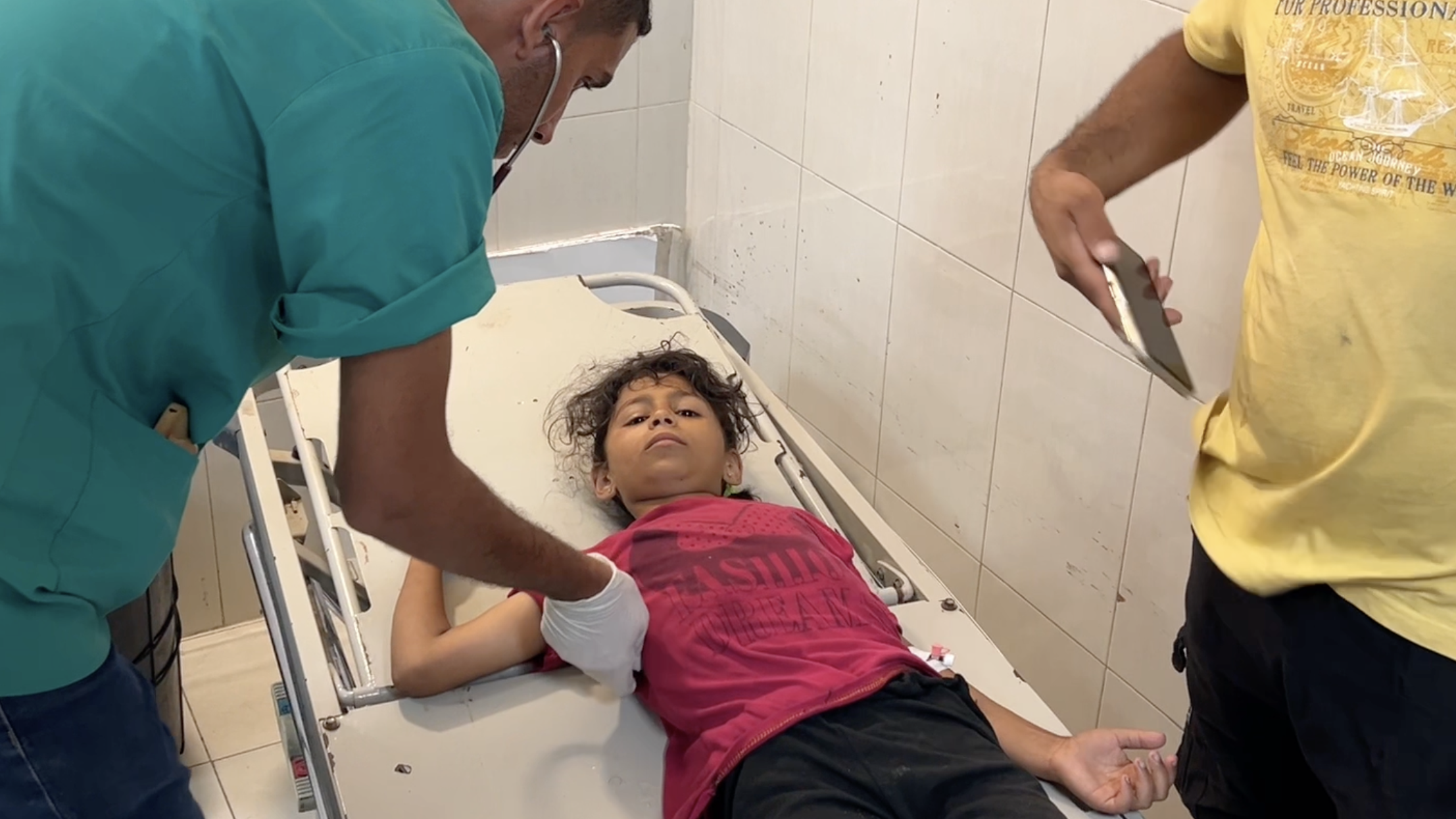 Areej Al Zahdneh en una cama de hospital recibiendo atención médica