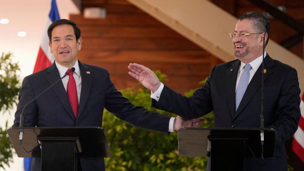 O secretrio de Estado dos EUA, Marco Rubio, com o presidente da Costa Rica, Rodrigo Chaves, no Palcio Nacional em San Jose, em 4 de fevereiro de 2025. Foto: Mark Schiefelbein / POOL / AFP / via Getty Images