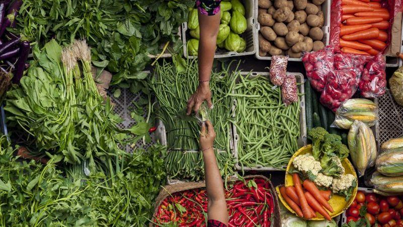 Venda de vegetais e legumes em feira