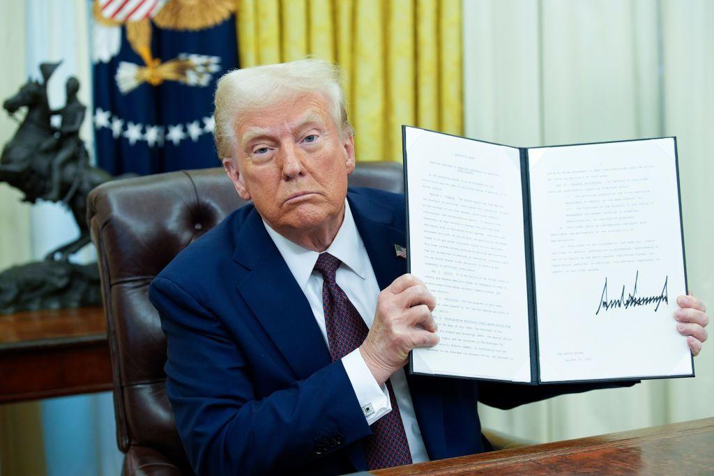 Donald Trump muestra una de las órdenes ejecutivas que ha firmado en el Despacho Oval. 