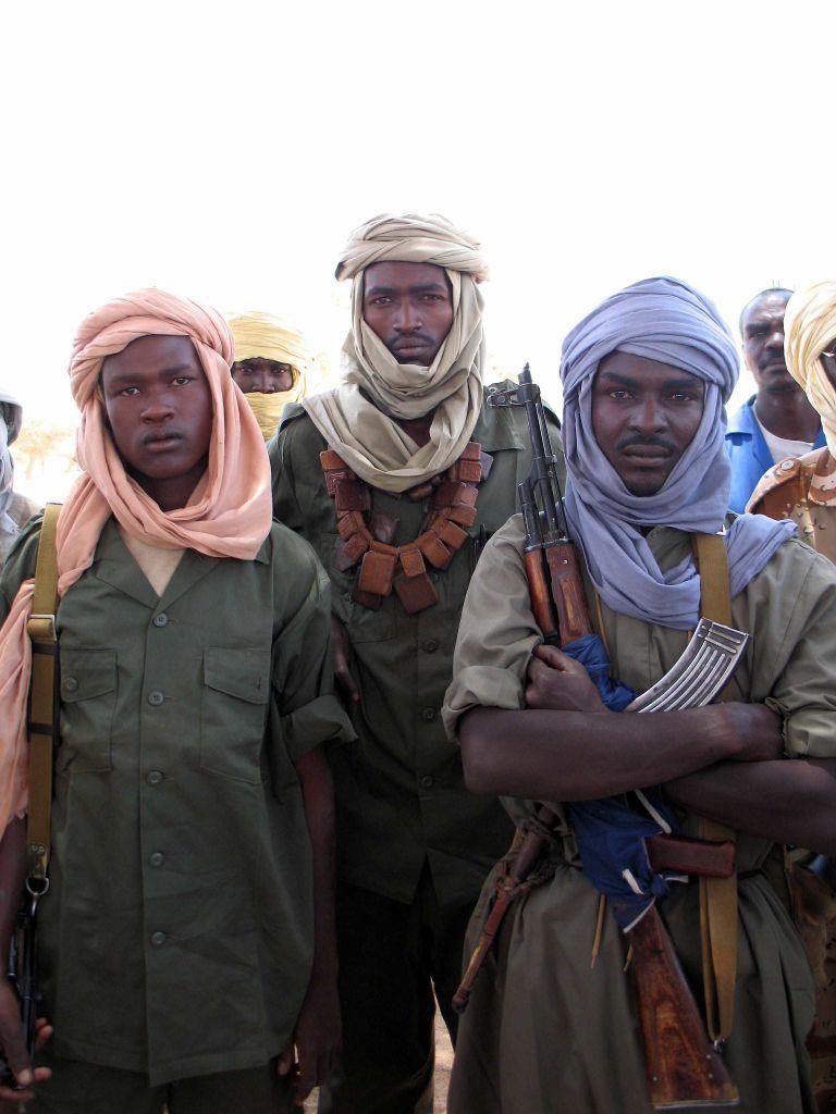 صورة لثلاثة مقاتلين من حركة تحرير السودان مدججون بالأسلحة